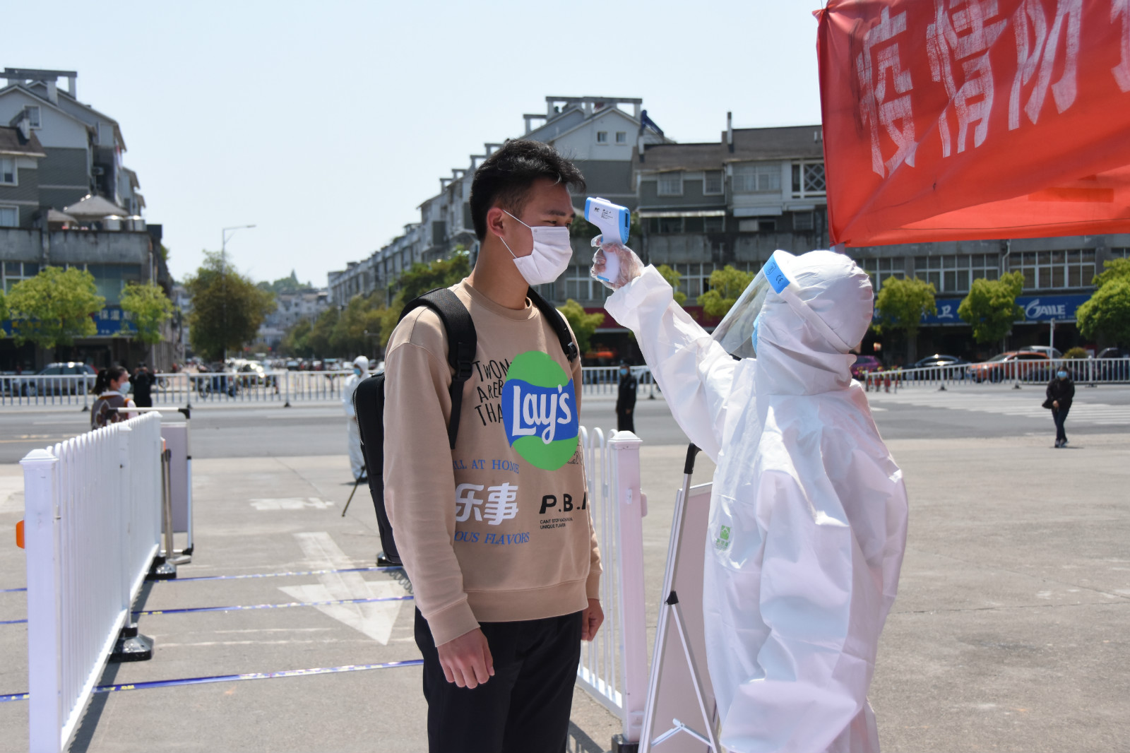 医院等待区戴口罩照片图片